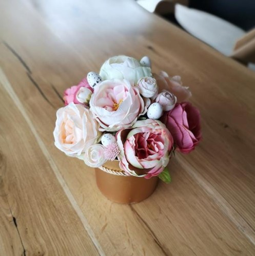 złoty-flower-box-z-pastelowymi-kwiatami.jpg