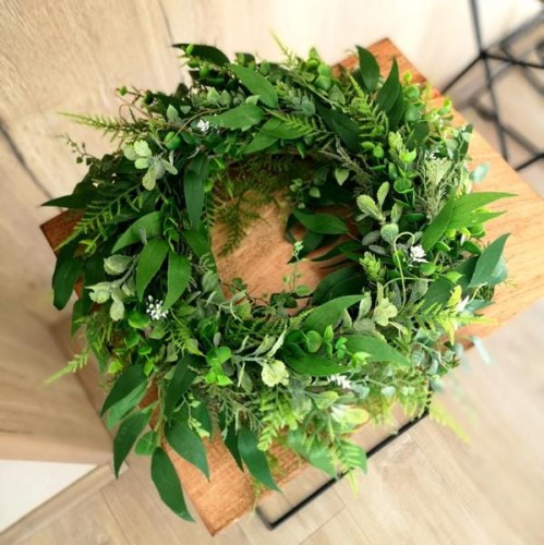 Zielony wianek na drzwi do dekoracji domu.