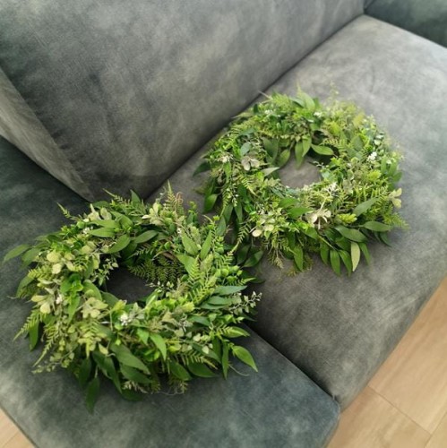 Zielone wianki dekoracyjne ze sztucznej zieleni.
