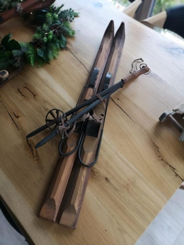 Drewniane duze narty do dekoracji z kijkami do sesji zdjeciowej.