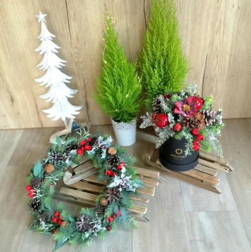 Wianek świerkowy z czerwonymi dodatkami i czerwony flowerbox w czarnym pudełku