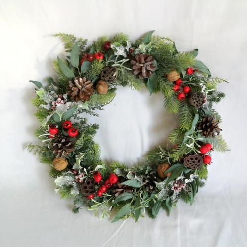 Wianek ze świerku z czerwonymi akcentami  z ostrokrzewem