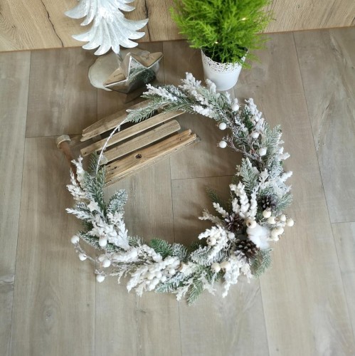 Biały śnieżny wieniec bożonarodzeniowy do dekoracji wnętrza