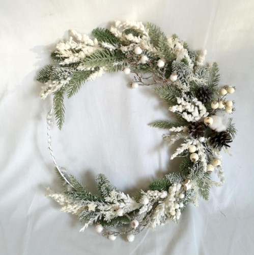 Biały śnieżny wieniec do dekoracji wnętrza świątecznego domu
