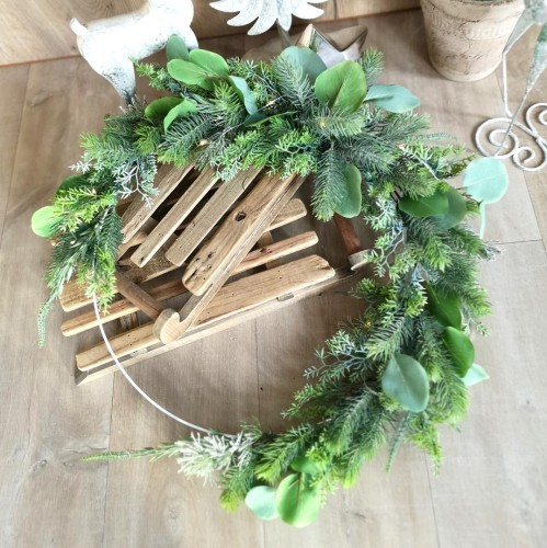 świąteczna dekoracja okienna ze swierku i eukaliptusa