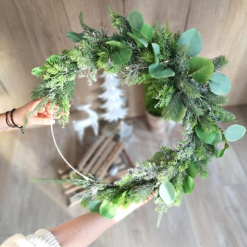 Zimowa dekoracja na drzwi lub sciane ze sztucznego swierku oraz lisci eukaliptusa