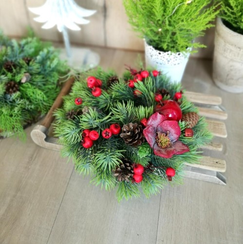 Świerkowy wianek na sankach