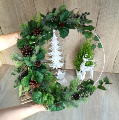 Świąteczny wianek z bluszczem i szyszek