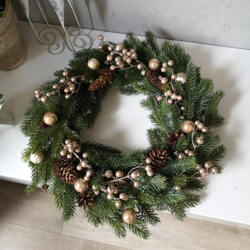 Wianek świerkowy ze złotymi dodatkami i złotymi bombkami