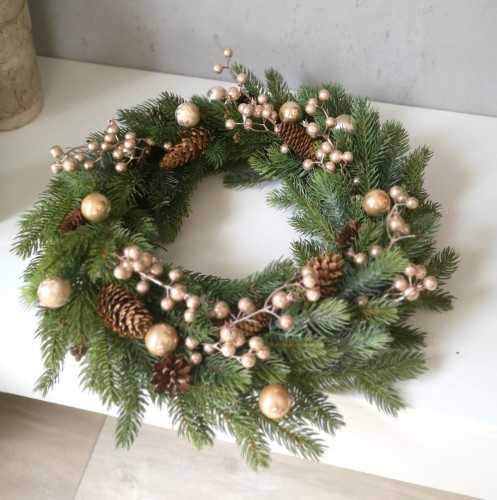 Bożonarodzeniowy wianek świąteczny z nutą złota