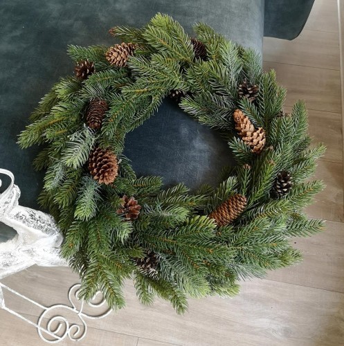 Naturalny świerkowy wianek z szyszkami