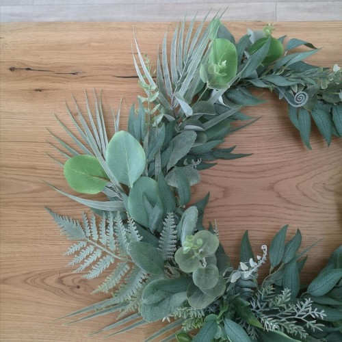 Dekoracyjna-obrecz-ze-sztuczna-zielenia-w-nowoczesnym-stylu.jpg