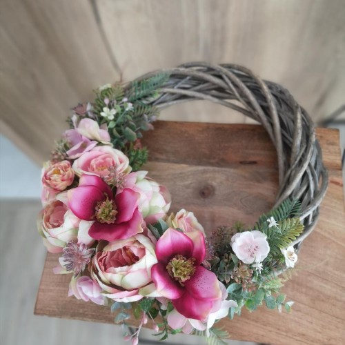 Wiosenny-wianek-na-drzwi-na-ratanowym-kole.jpg