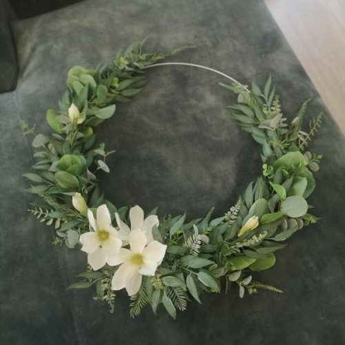 wianek-zielony-z-białymi-magnoliami-zielenią.jpg