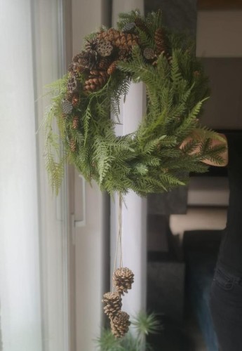 Wianek-swierkowy-dekoracyjny-z-szyszkami-na swieta.jpg