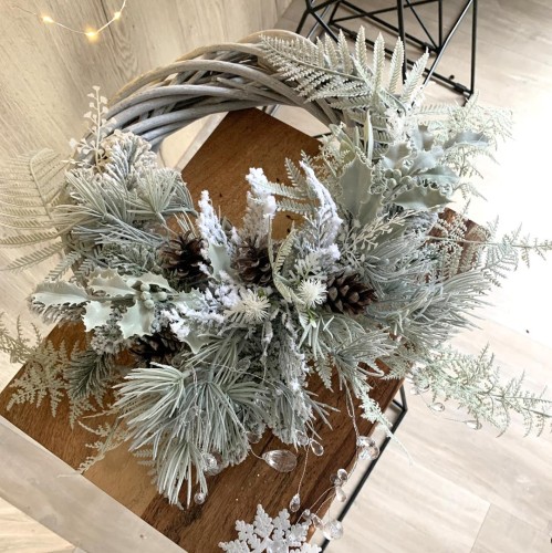 bielony-wianek-swiateczny-na-rattanowym kole-z-szyszkami.JPG