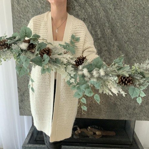 piękna girlanda z białymi dodatkami na święta