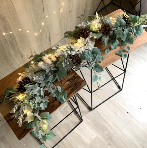 śnieżna girlanda w kolorze srebrnej zieleni z szyszkami i białymi dodatkami