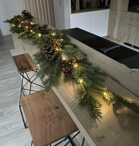 Długa girlanda ze świerku z szyszkami i lampkami LED