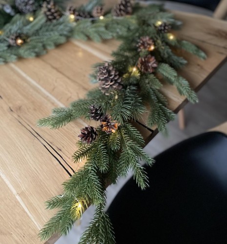 Girlanda do dekoracji świątecznego stołu.