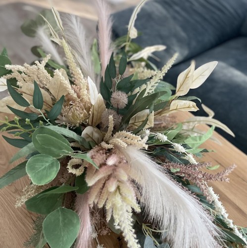 Dekoracja w stylu boho z eukaliptusem