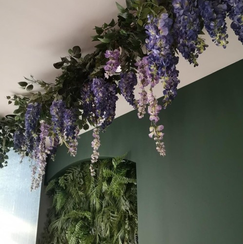 Zielona girlanda kwiatowa z wisterii