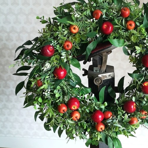 Wianek na drzwi z jabłkami w czerwonym kolorze.