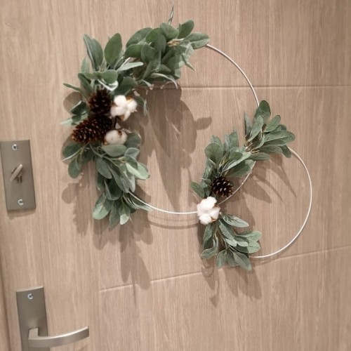 Koło ze srebrnym eukaliptusem, bawełną i szyszkami