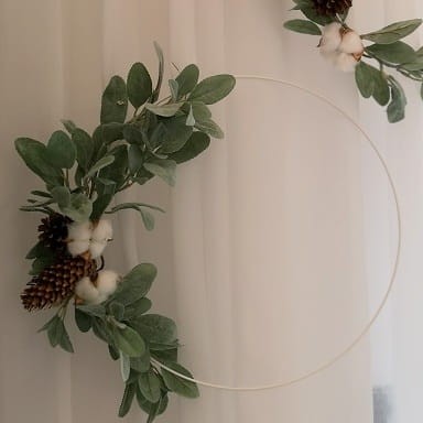 Koło, obręcz z liścmi starca plecione z szyszkami i bawełną