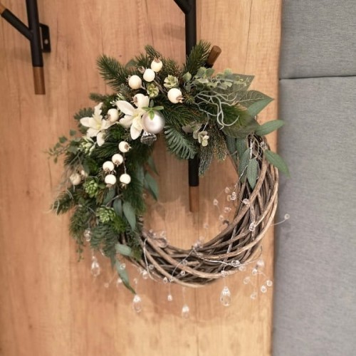 Wianek świąteczny asymetryczny ze świerku i białych dodatków.
