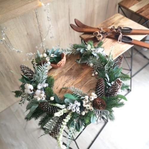 Bożonarodzeniowy wianek ze świerki, szyszek i bawełny