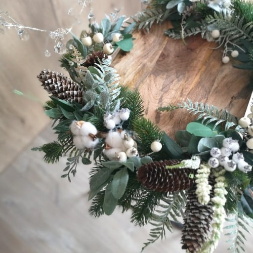 Ozdobny wianek na drzwi z szyszek, świerku i bawełny