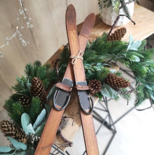 Duże narty drewniane do sesji fotograficznej.