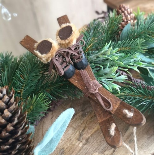 Małe narty z drewna do dekoracji domu na święta