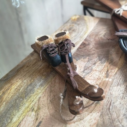 Małe drewniane narty do sesji zdjęciowej