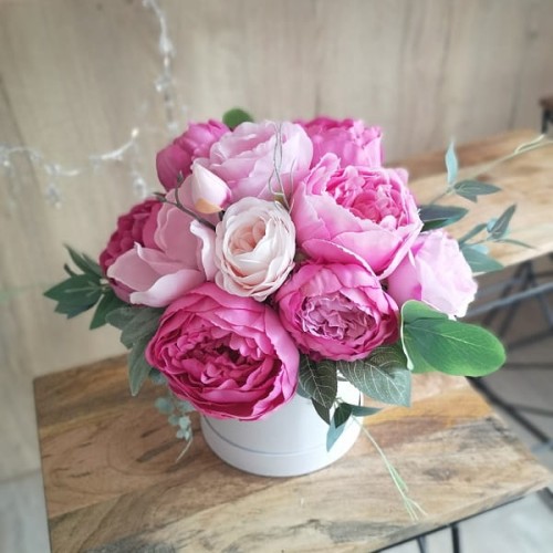Biały flower bo z różowymi piwoniami z eukaliptusem.