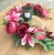 Bordowe-roze-z-magnoliami-zaplecione-w-girlande.jpg