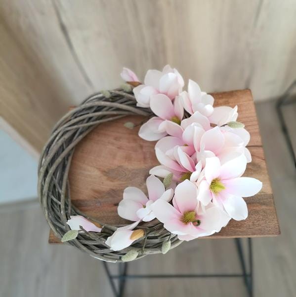 Wianek wiklinowy z różowymi Magnoliami.
