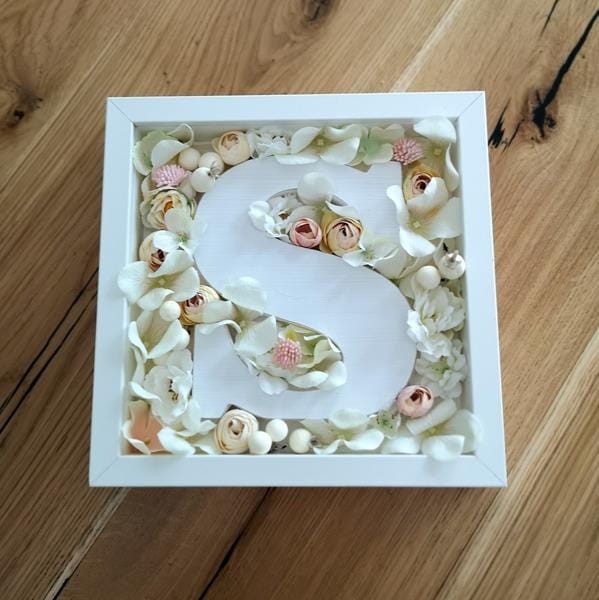 Ozdobna ramka z litera jako prezent na baby shower lub dekoracja do pokoju dzieciecego.
