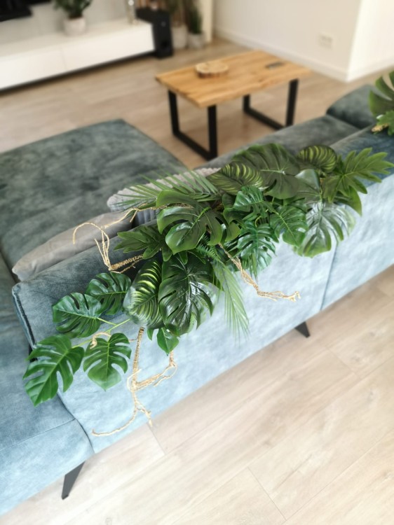 Zielona-girlana-z-palma-i-monstera-nad-okno