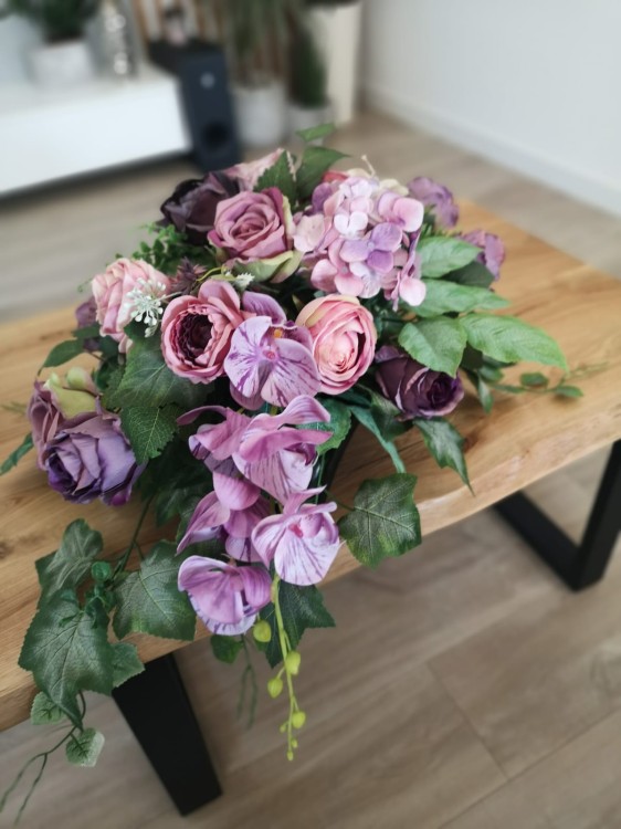 Fioletowa-wiazanka-nagrobna-fioletowe-roze-storczyki-hortensje.jpg
