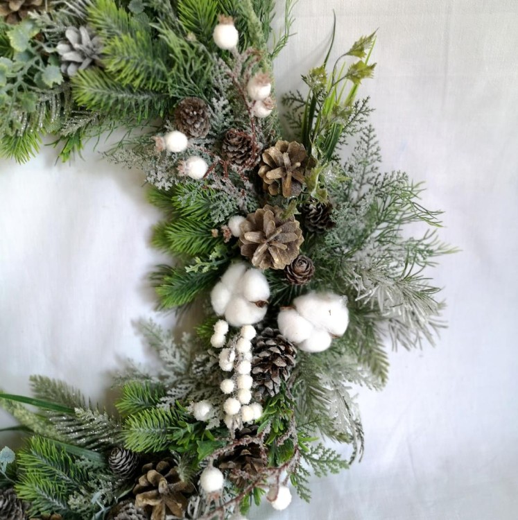 Wianek na Boże Narodzenie z szyszek i bawełny