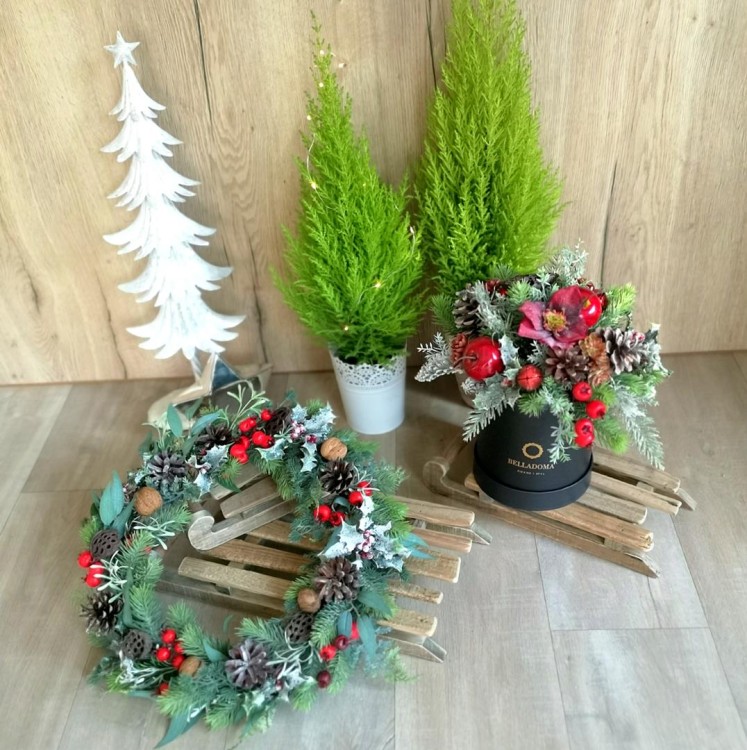 Wianek świerkowy z czerwonymi dodatkami i czerwony flowerbox w czarnym pudełku