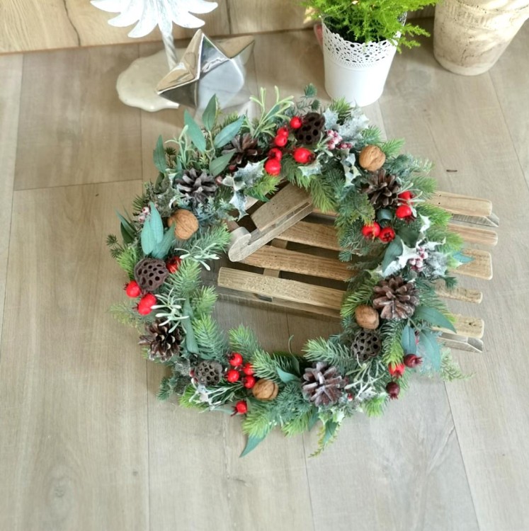 Wianek ze świerku z czerwonymi akcentami z szyszkami