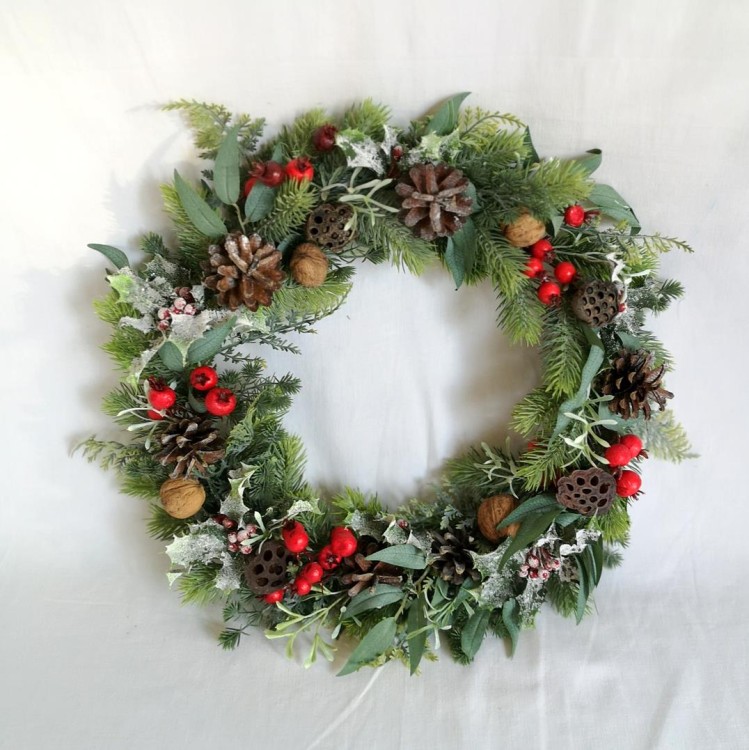 Wianek ze świerku z czerwonymi akcentami  z ostrokrzewem