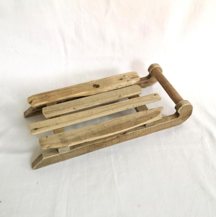 Drewniane sanki do dekoracji srednie.