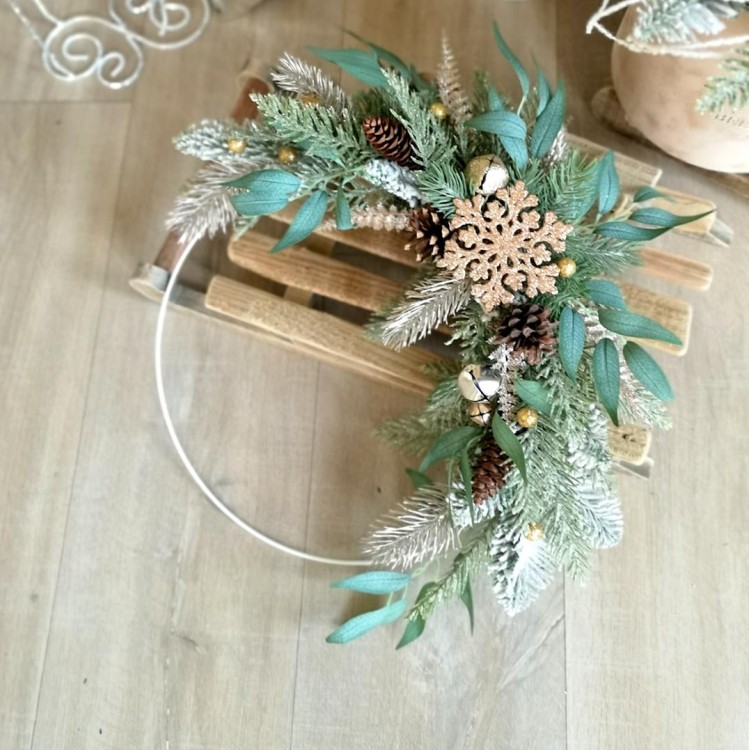 Świateczna obrecz na drzwi na sankach do dekoracji