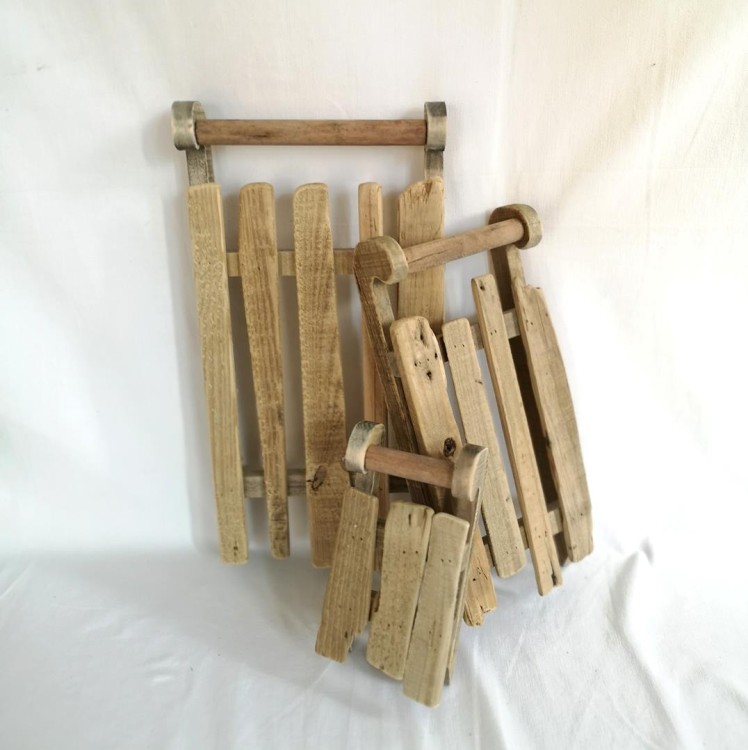 Zestaw drewnianych sanek dekoracyjnych do sesji z naturalnego drewna.