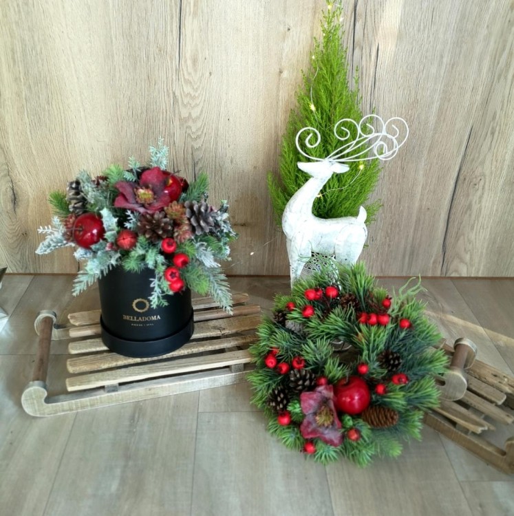 Czerwony świąteczny flower box z czerwonymi dodatkami i wianek świerkowy z czetwonymi dodatkami