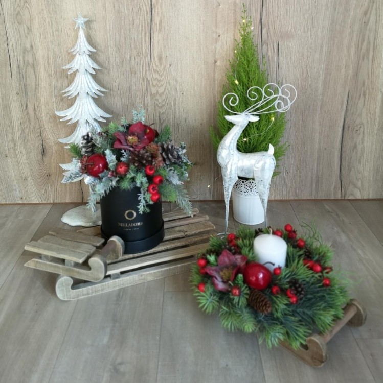 Wianek świąteczny ze świecą i czarny flower box z czerwonymi dodatkami